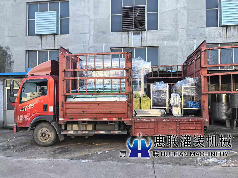 整套油類灌裝機發(fā)往德州